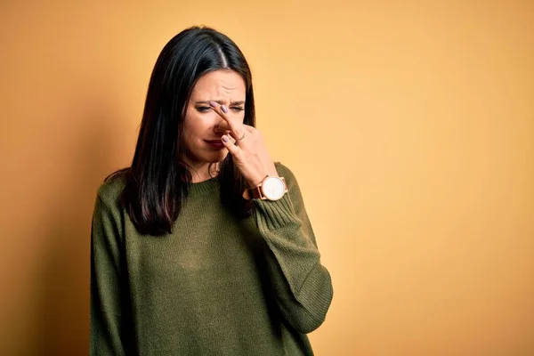 Mujer Morena Joven Con Ojos Azules Usando Suéter Verde Casual —  Fotos de Stock