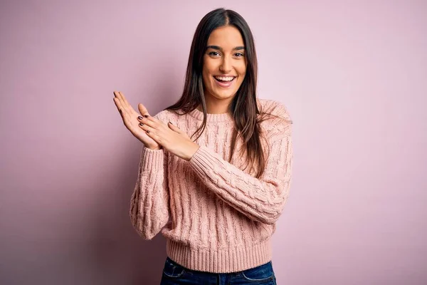 Jovem Bela Mulher Morena Vestindo Camisola Casual Sobre Fundo Rosa — Fotografia de Stock