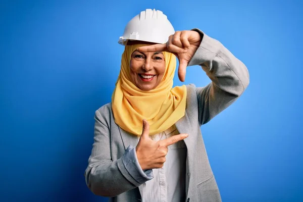Брюнетка Средних Лет Архитектор Женщина Мусульманском Традиционном Хиджабе Шлеме Безопасности — стоковое фото