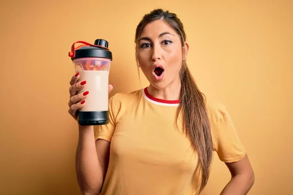 Jonge Mooie Brunette Vrouw Houden Fitnessruimte Fles Shaker Met Eiwit — Stockfoto