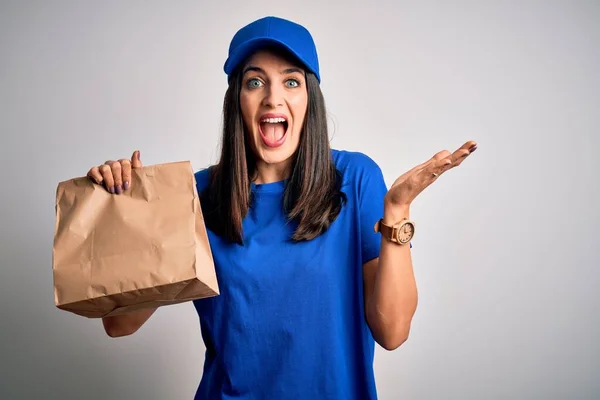 Jonge Vrouw Met Blauwe Ogen Dragen Pet Houden Papieren Zak — Stockfoto