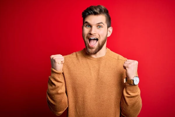 Joven Hombre Rubio Con Barba Ojos Azules Con Camisa Casual —  Fotos de Stock