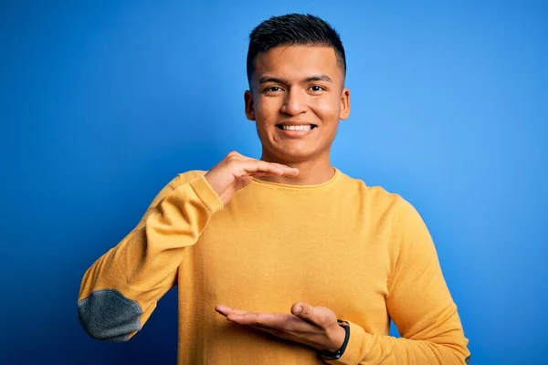 Junger Gutaussehender Lateinischer Mann Gelbem Lässigen Pullover Vor Isoliertem Blauen — Stockfoto