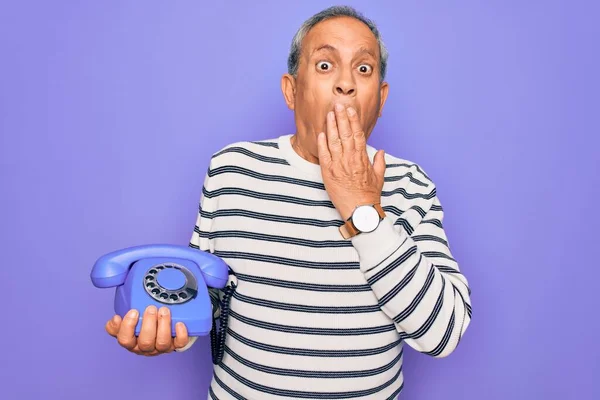 Älterer Gutaussehender Grauhaariger Mann Mit Vintage Mobiltelefon Über Lila Hintergrundhülle — Stockfoto