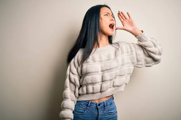 Jovem Mulher Chinesa Bonita Vestindo Camisola Casual Sobre Fundo Branco — Fotografia de Stock