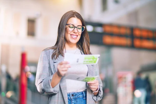 Joven Hermosa Mujer Sonriendo Feliz Confiado Pie Con Sonrisa Cara — Foto de Stock