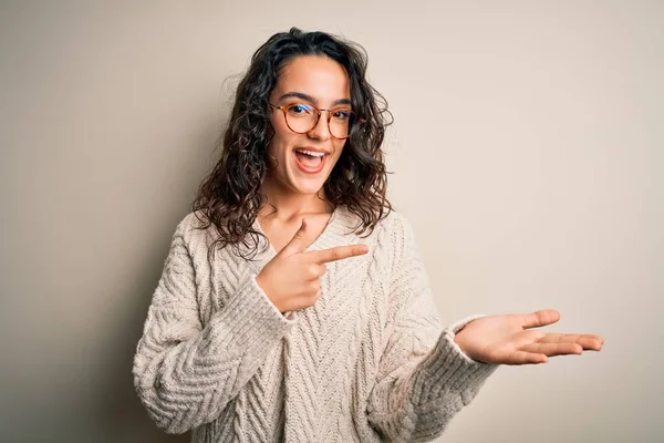 Hermosa Mujer Con Pelo Rizado Usando Suéter Casual Gafas Sobre —  Fotos de Stock