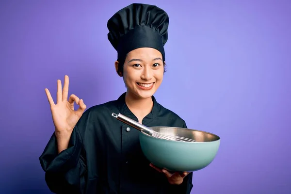 年轻美丽的中国厨师 身穿炊具制服 头戴大头帽 手握大胡子 手握大棒 象征非凡 — 图库照片