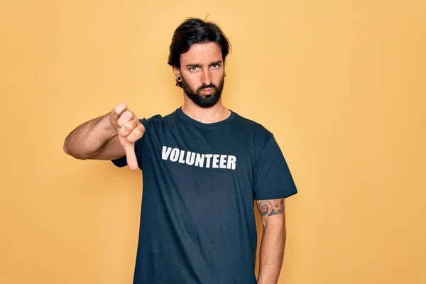 Jovem Bonito Homem Voluntário Hispânico Vestindo Camiseta Voluntária Como Assistência — Fotografia de Stock