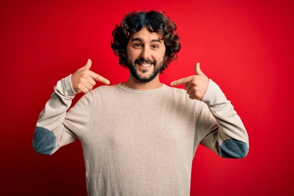 Ung Stilig Man Med Skägg Bär Casual Tröja Stående Över — Stockfoto