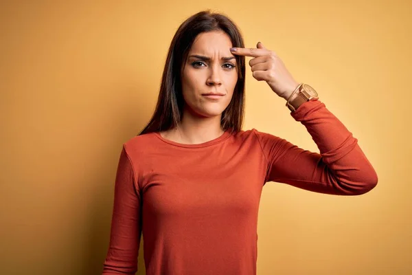 Giovane Bella Donna Bruna Indossa Casual Shirt Piedi Sfondo Giallo — Foto Stock