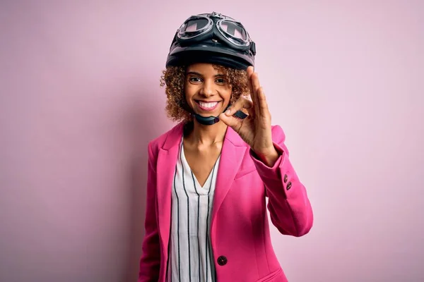 Afro Amerikaanse Motorrijder Vrouw Met Krullend Haar Dragen Moto Helm — Stockfoto