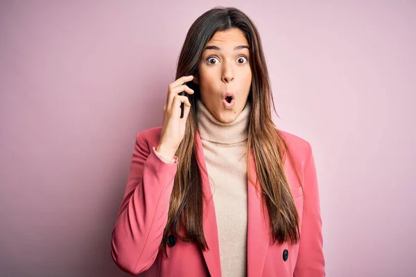 Joven Hermosa Chica Teniendo Conversación Hablando Teléfono Inteligente Sobre Fondo —  Fotos de Stock