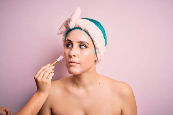 Primer Plano Joven Hermosa Mujer Haciendo Procedimiento Limpieza Aplicando Mascarilla — Foto de Stock