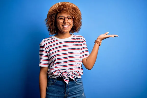 Mujer Afroamericana Con Pelo Rizado Vacaciones Con Sombrero Verano Camiseta — Foto de Stock