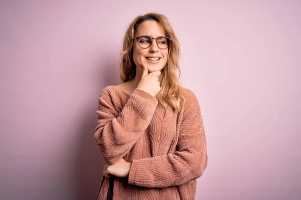 Young Beautiful Blonde Woman Wearing Casual Sweater Glasses Pink Background — Stock Photo, Image