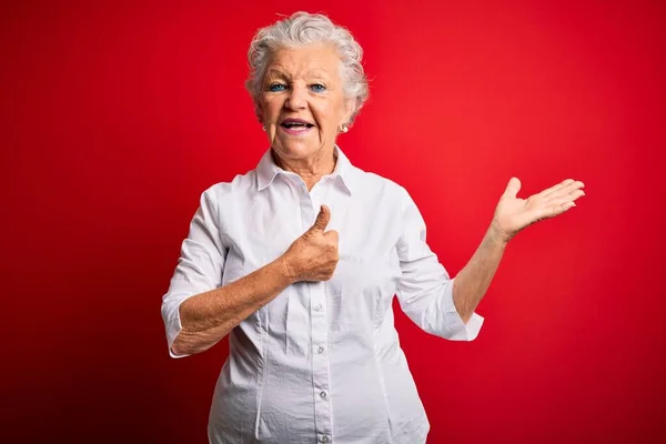 Senior Hermosa Mujer Vistiendo Camisa Elegante Pie Sobre Fondo Rojo —  Fotos de Stock