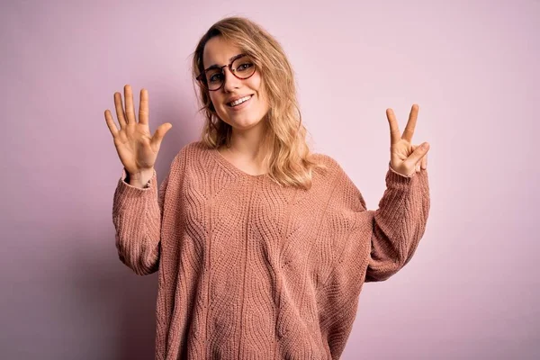 Ung Vakker Blond Kvinne Med Uformell Genser Briller Rosa Bakgrunn – stockfoto