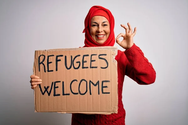 Γυναίκα Φορώντας Muslim Hijab Ζητώντας Μετανάστευση Κρατώντας Μήνυμα Καλωσορίσματος Προσφύγων — Φωτογραφία Αρχείου