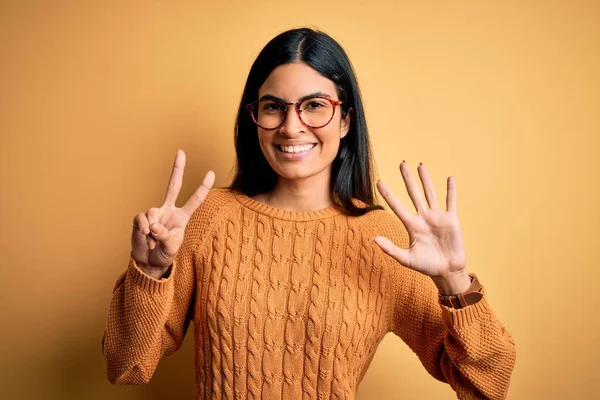Young Beautiful Hispanic Woman Wearing Glasses Yellow Isolated Background Showing — Stock Photo, Image