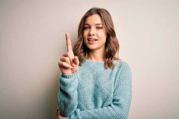 Ung Blond Flicka Bär Casual Blå Vinter Tröja Över Isolerad — Stockfoto