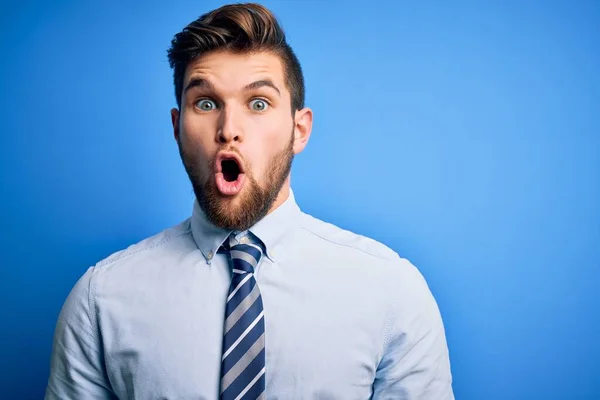 Joven Hombre Negocios Rubio Con Barba Ojos Azules Usando Camisa —  Fotos de Stock