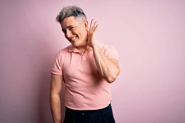 Ung Stilig Modern Man Bär Casual Rosa Shirt Över Isolerade — Stockfoto