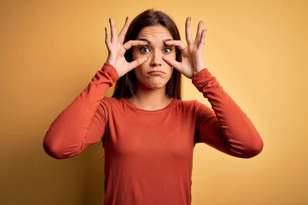 Young Beautiful Brunette Woman Wearing Casual Shirt Standing Yellow Background — Stock Photo, Image