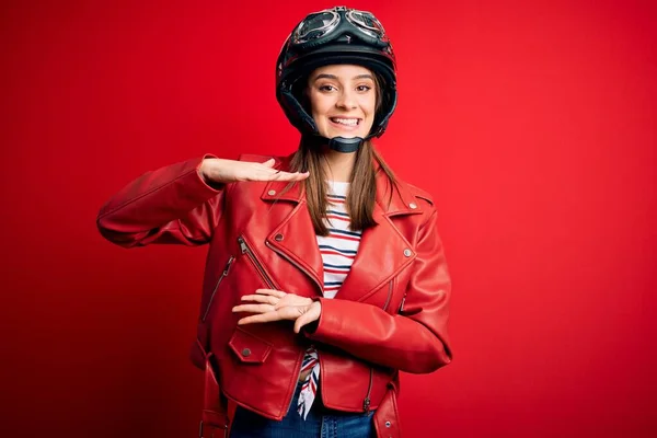 Jovem Mulher Motociclista Bonita Morena Usando Capacete Motocicleta Casaco Vermelho — Fotografia de Stock