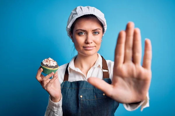 Mavi Gözlü Önlüklü Elinde Çikolatalı Kek Olan Genç Güzel Bir — Stok fotoğraf