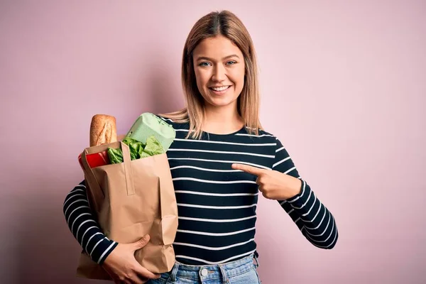 Ung Vacker Kvinna Som Håller Papperspåse Med Inköp Över Isolerad — Stockfoto