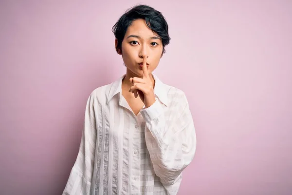 Jong Mooi Aziatisch Meisje Dragen Casual Shirt Staan Geïsoleerde Roze — Stockfoto