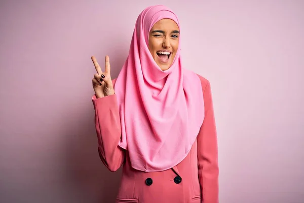 Mladá Krásná Brunetka Byznysmena Růžové Muslimské Hidžáb Obchodní Bunda Úsměvem — Stock fotografie