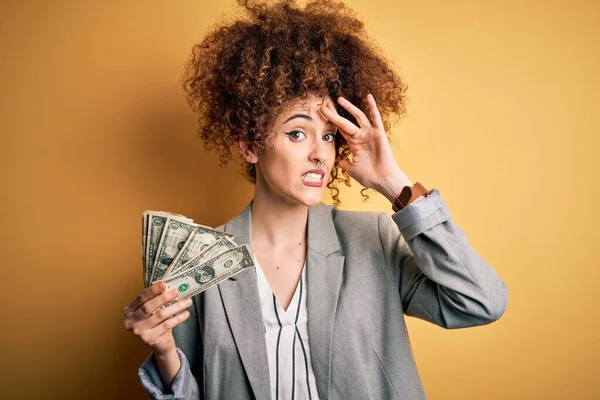 Junge Schöne Frau Mit Lockigem Haar Und Piercing Die Dollarscheine — Stockfoto