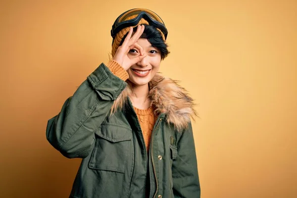 Mooi Aziatisch Skiër Meisje Dragen Sneeuw Sportkleding Met Behulp Van — Stockfoto