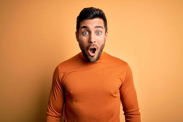 Jovem Homem Bonito Com Barba Vestindo Camisola Casual Sobre Fundo — Fotografia de Stock