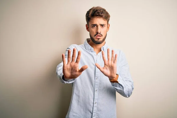 Joven Hombre Guapo Con Barba Vistiendo Camisa Rayas Pie Sobre —  Fotos de Stock