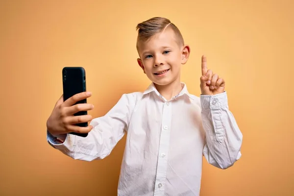 Giovane Bambino Caucasico Utilizzando Smartphone Guardando Schermo Del Telefono Sorpreso — Foto Stock