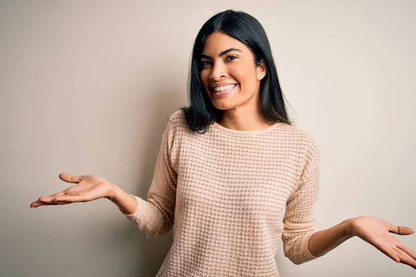 Junge Schöne Hispanische Frau Trägt Eleganten Rosa Pullover Über Isoliertem — Stockfoto