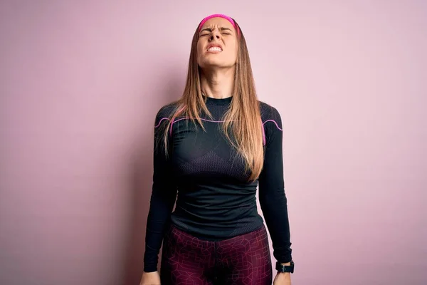 Mladá Blonďatá Fitness Žena Oblečená Sportovního Oblečení Izolovaném Pozadí Rozzlobená — Stock fotografie