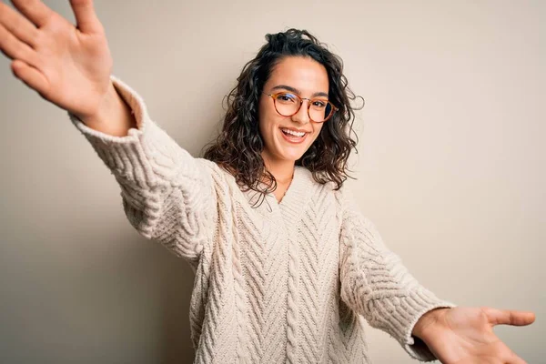 Bella Donna Con Capelli Ricci Indossa Maglione Casual Occhiali Sfondo — Foto Stock