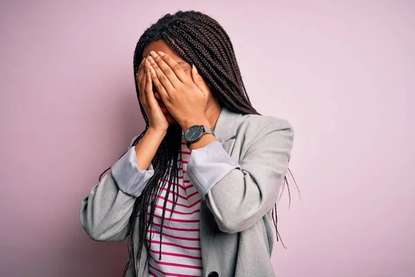 泣きながら手で顔を覆う悲しい表情でピンクの隔絶された背景の上に立つ若いアフリカ系アメリカ人のビジネス女性 うつ病の概念 — ストック写真