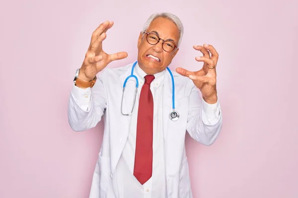 Orta Yaşlı Kır Saçlı Steteskop Profesyonel Sağlık Önlüğü Giyen Yaşlı — Stok fotoğraf