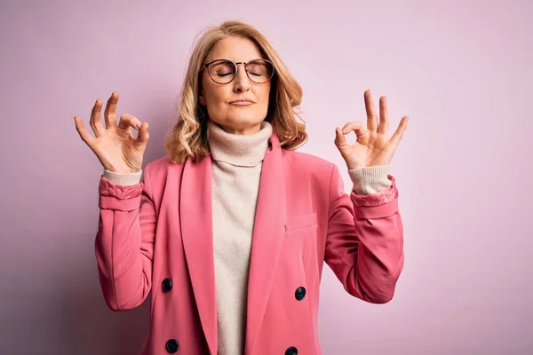 Mulher Negócios Loira Meia Idade Bonita Vestindo Jaqueta Rosa Elegante — Fotografia de Stock