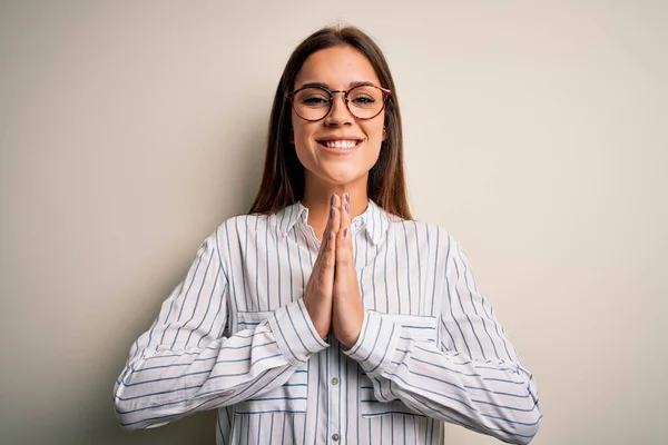 Giovane Bella Donna Bruna Indossa Camicia Casual Occhiali Sfondo Bianco — Foto Stock