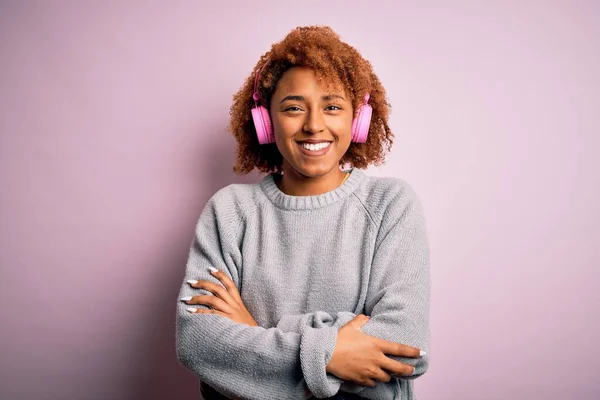 Ung Afroamerikansk Afro Kvinna Med Lockigt Hår Lyssnar Musik Med — Stockfoto