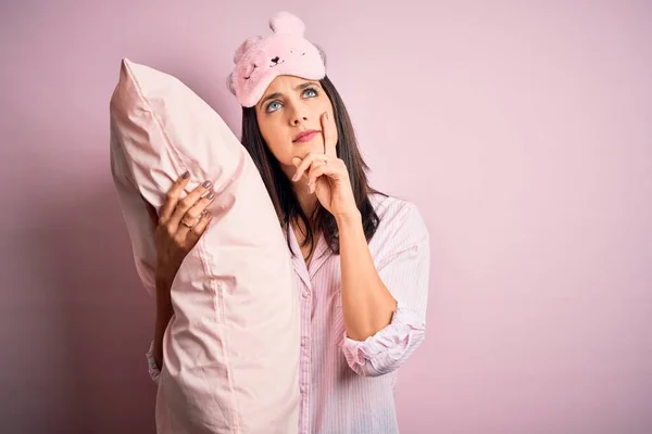 Mujer Morena Joven Con Ojos Azules Usando Pijama Abrazando Almohada —  Fotos de Stock