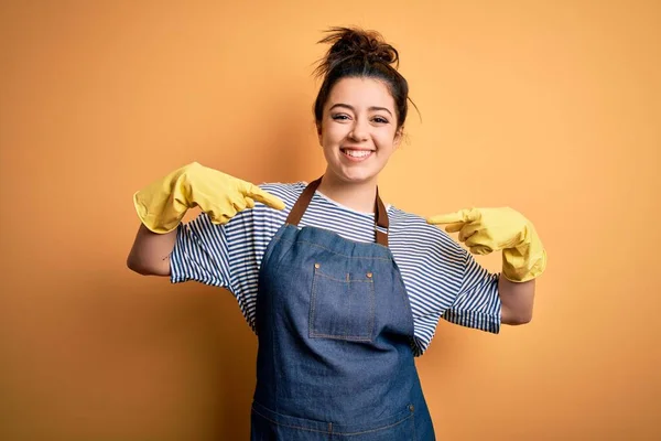 Jonge Brunette Schoner Vrouw Dragen Huishouden Handschoenen Gele Achtergrond Kijken — Stockfoto