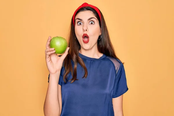 Menina Bonita Nova Comendo Maçã Verde Saudável Orgânica Fresca Sobre — Fotografia de Stock