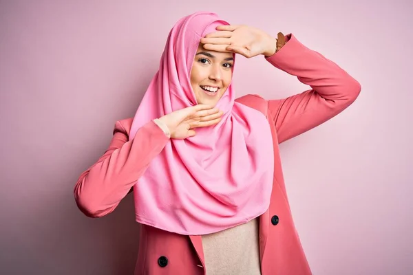 Junges Schönes Mädchen Mit Muslimischem Hijab Das Vor Isoliertem Rosa — Stockfoto